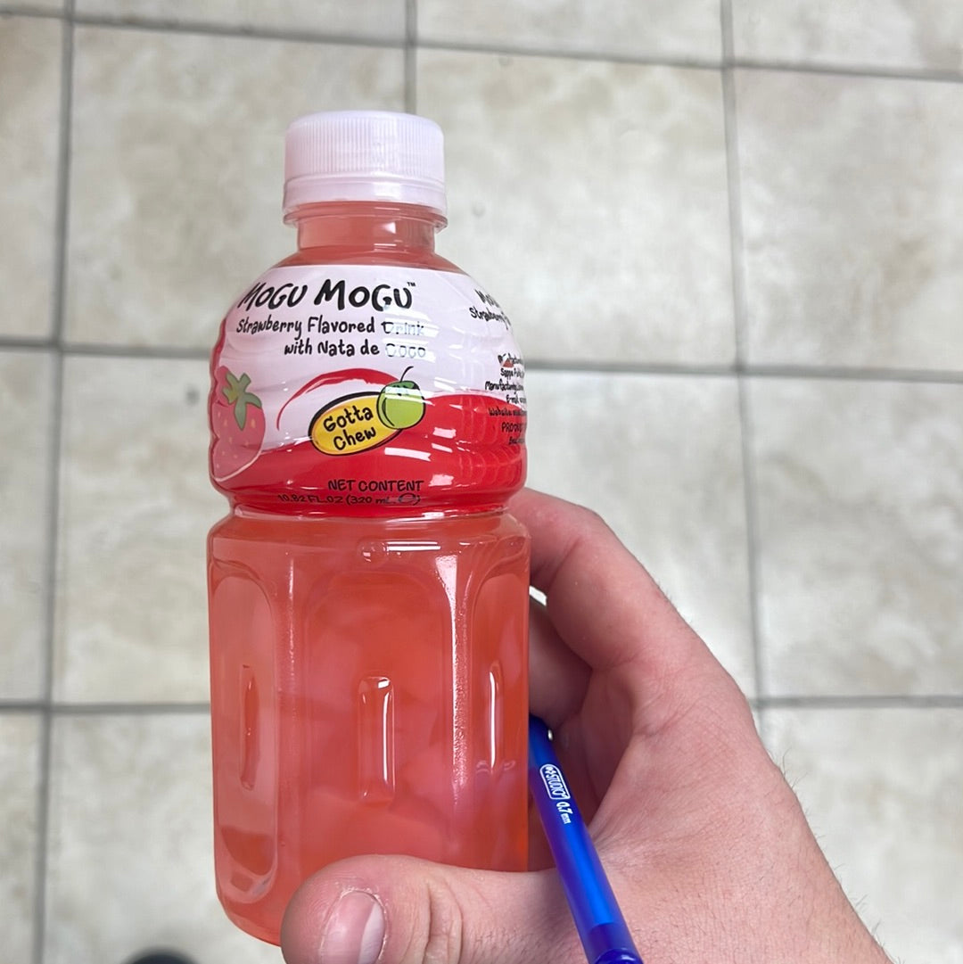 Mogu Mogu strawberry flavored drink with nata de coco 320 ml