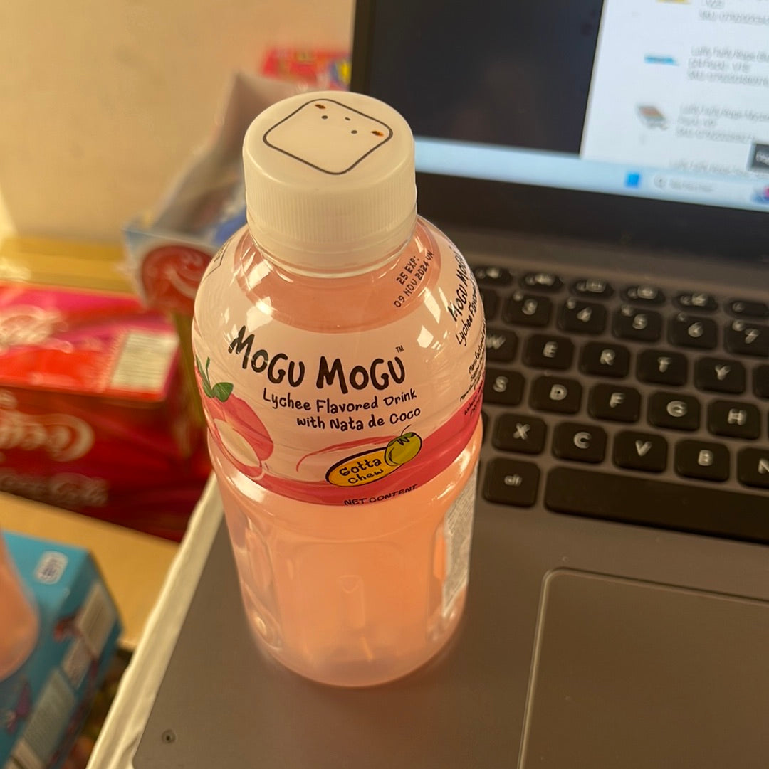 Mogu Mogu lychee flavored drink with Nata de Coconut 320ml